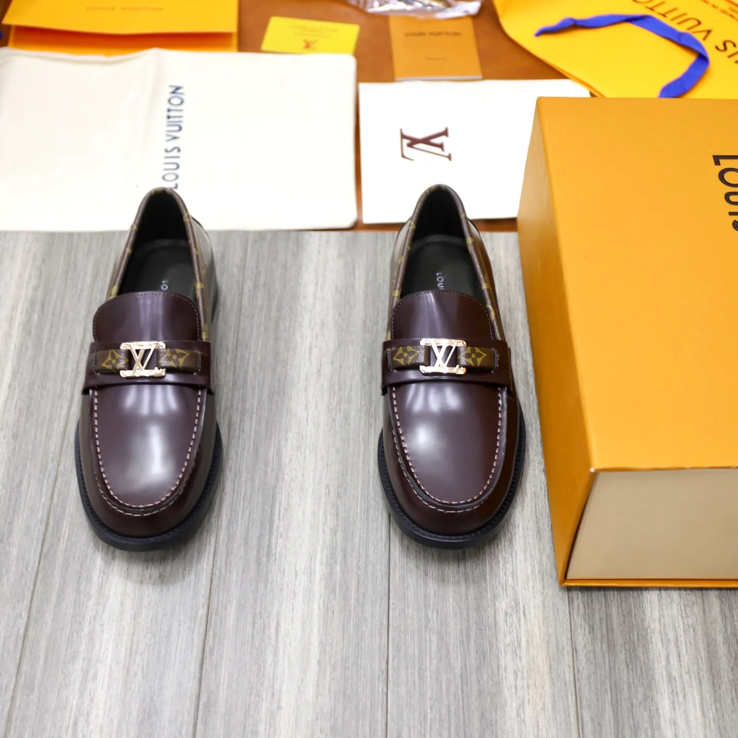 Men's Men's Shoes💰💰920LV Louis Vuitton Slip-on Loafers, top quality products from Guangzhou, ready for sale! This LV Glove loafer is made of selected soft cowhide, with a slightly wrinkled leather surface and a very high-end texture. Each pair is unique. The leather surface is light and soft, with a fine texture and good luster. It is a classic loafer style, with exquisite handmade mark stitching on the toe, and a square toe configuration to highlight the classic style. The horizontal band has hot-printed LV three-dimensional letters, semi-solid handcrafts and a genuine leather outsole, and a rubber patch on the heel to create wear-resistant performance and comfort. One of the must-have loafers for men! Comes with full original packaging! Code number: 38-39-40-41-42-43-44 (38, 45, 46 customized) standard leather shoe code